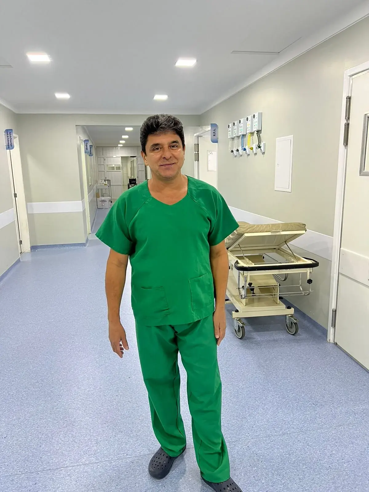 Dr. Wilson Batista atuando em ambiente hospitalar público de Minas Gerais